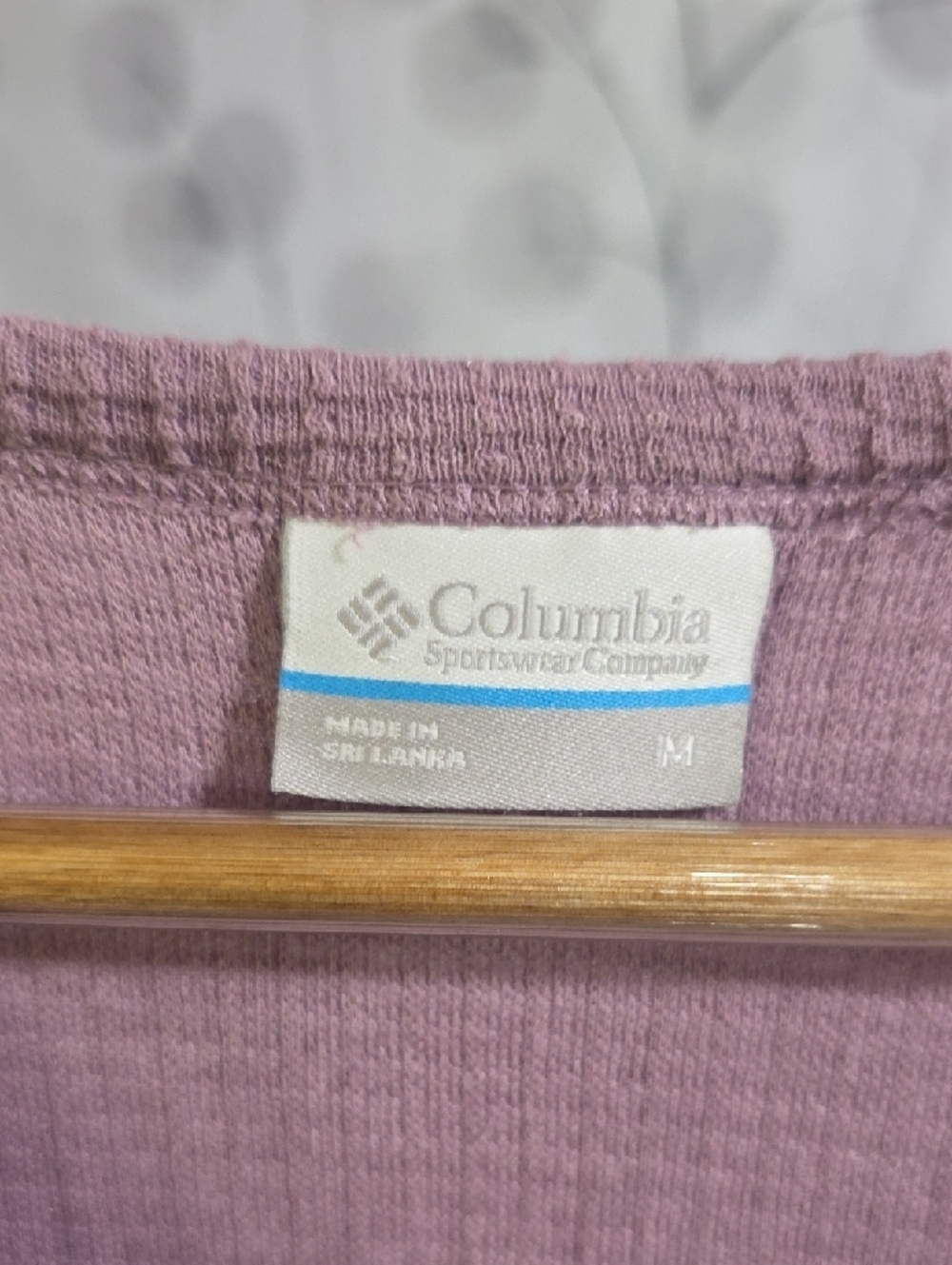 Columbia Waffle-Knit Long Sleeve V-Neck – Size Medium - Picture 2 of 7